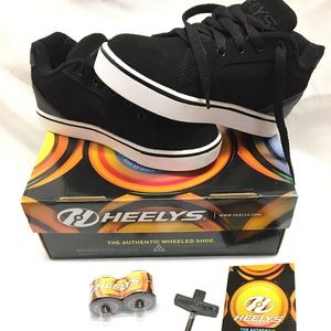 HEELYS ROLLER SHOES